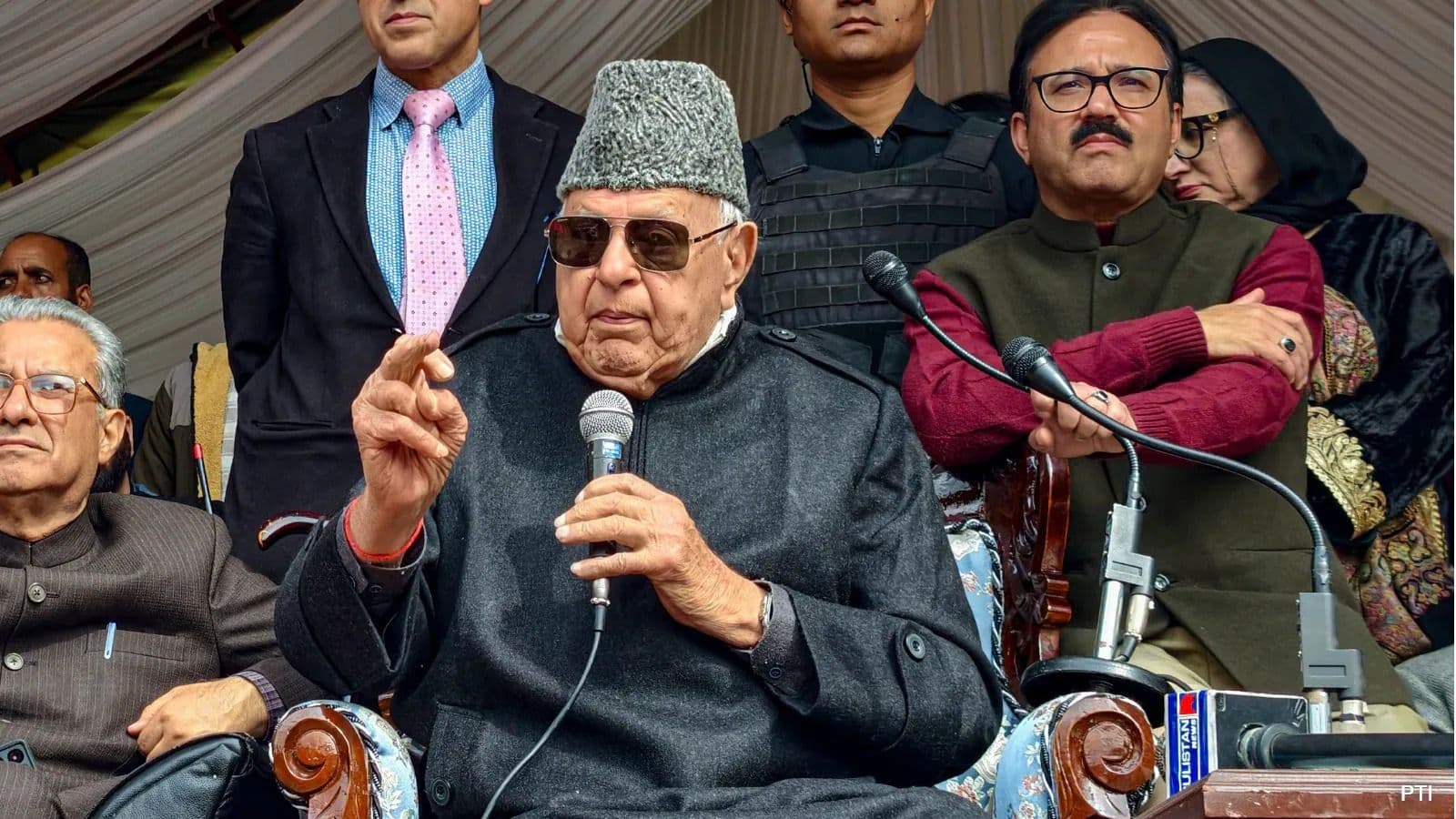 फारूक अब्दुल्ला के बयान पर सियासी घमासान, बोले- पाकिस्तान कर रहा कश्मीरियों की हिफाजत; BJP ने बताया देशद्रोही बयान